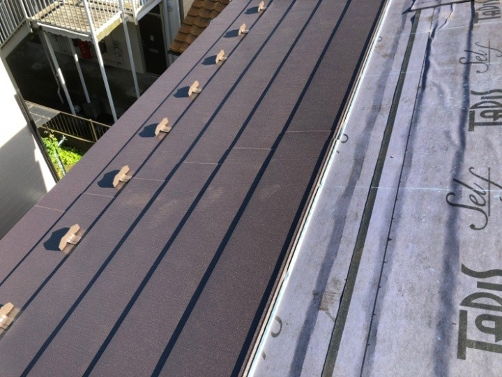 「スーパーガルテクト（シェイドブラウン）」を敷設する作業工程