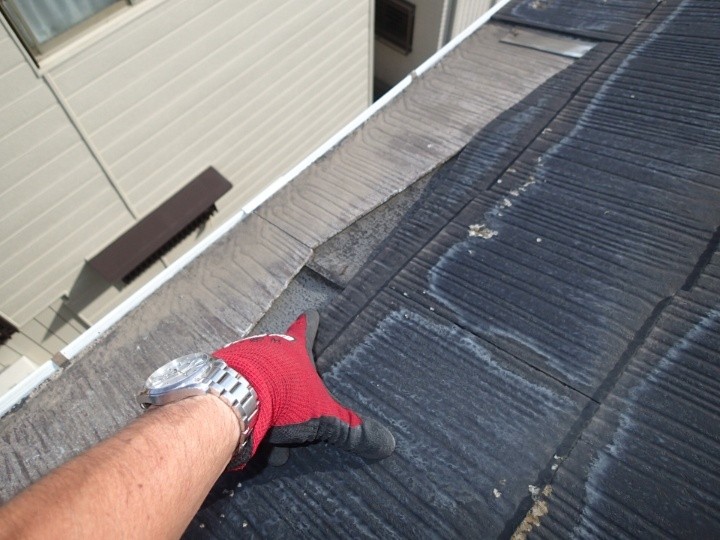 屋根の表面は雨染みが出来てザラついた様子