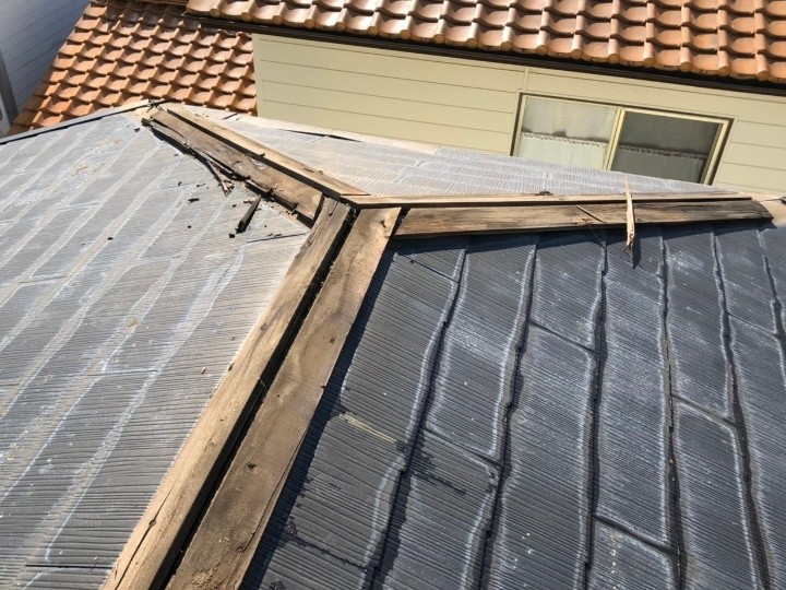 既存の「棟板金」を撤去