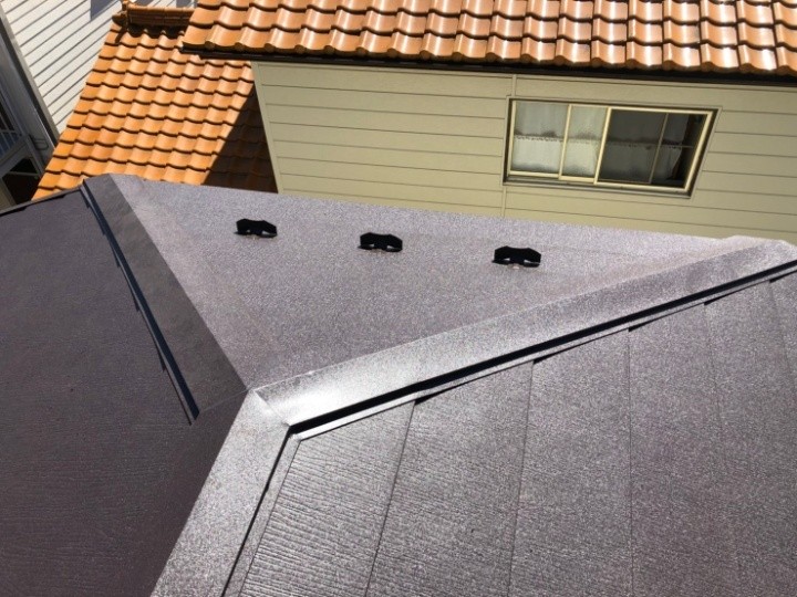 棟板金を設置した屋根