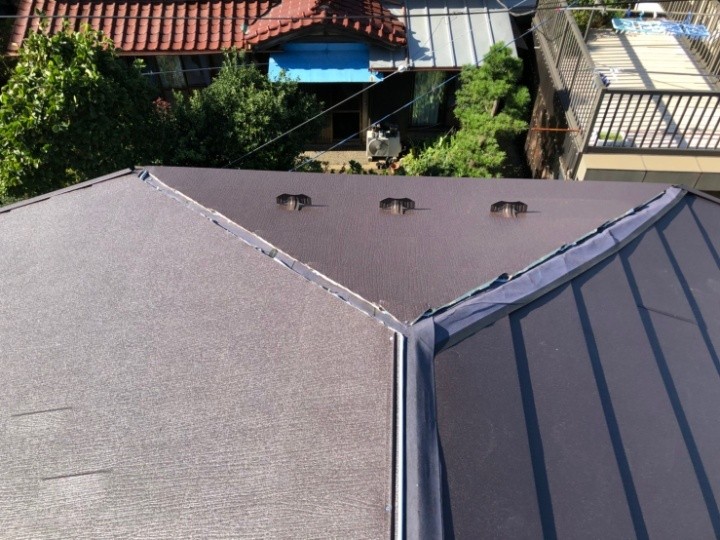 「スーパーガルテクト（シェイドブラウン）」を敷設した屋根