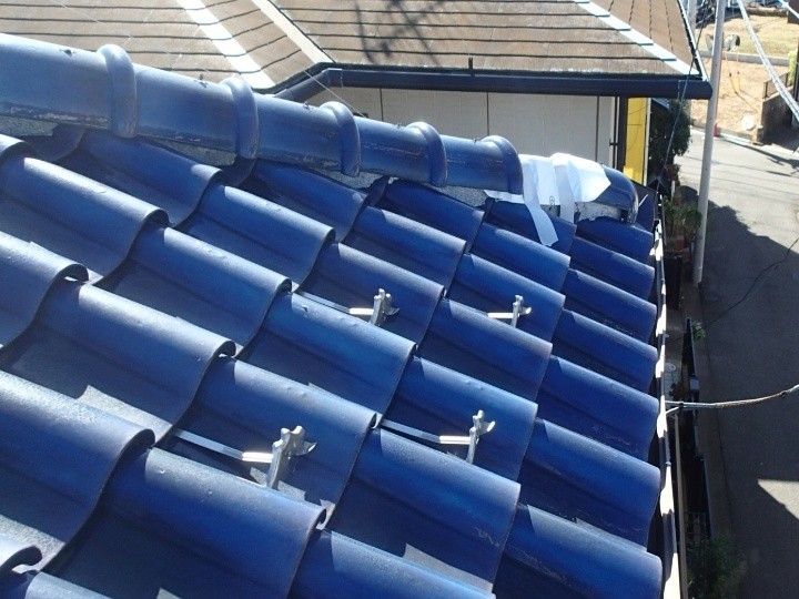 隅棟の下から2枚目の瓦が落ちて応急的に処置が施されている状態