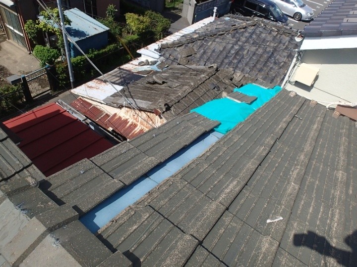 多くの屋根材が飛散した状況