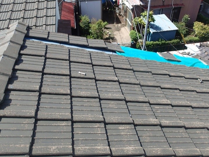 屋根にはセメント瓦を使用