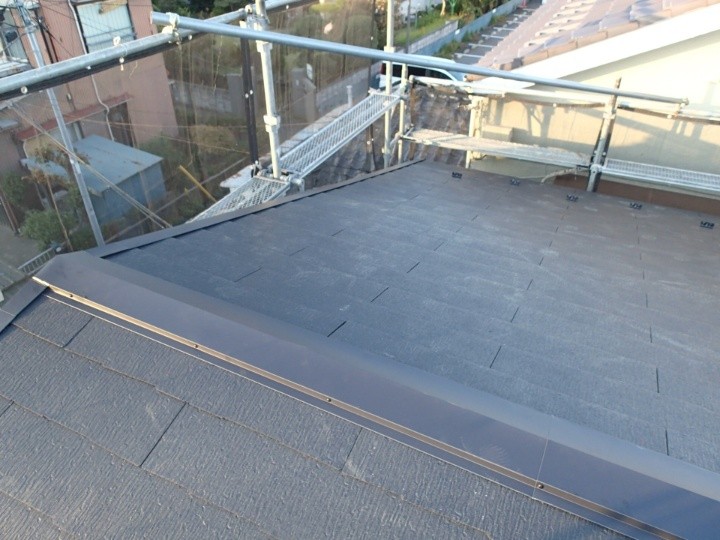 新しい棟板金を取り付け