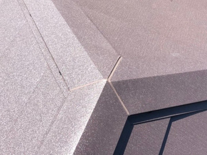 棟の繋ぎ目をコーキング処理