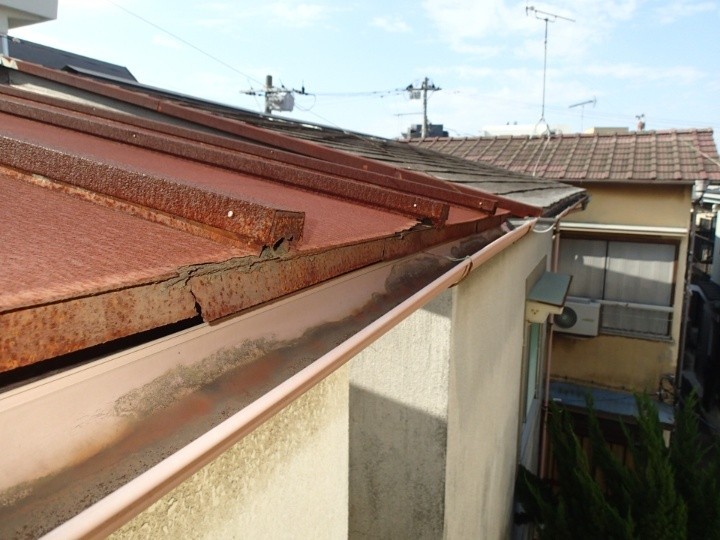 瓦棒屋根は経年により錆が進み「軒先付近」に穴が開いている状態