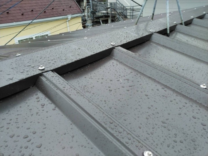 屋根材「カバールーフ455」を敷設