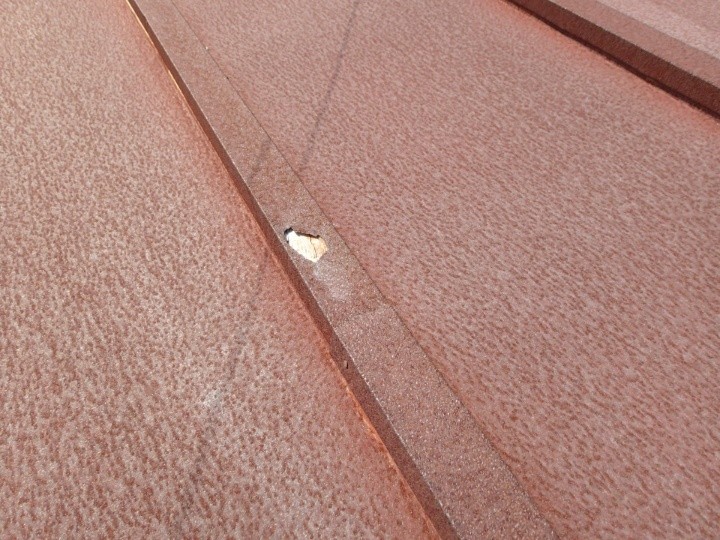 瓦棒屋根は経年で錆が進み「瓦棒部分」に穴が開いた状態