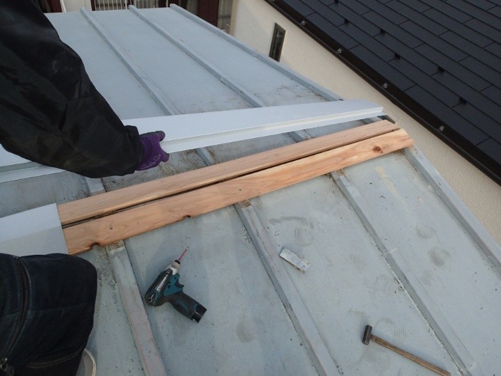 新しい貫板と棟板金を取り付け作業