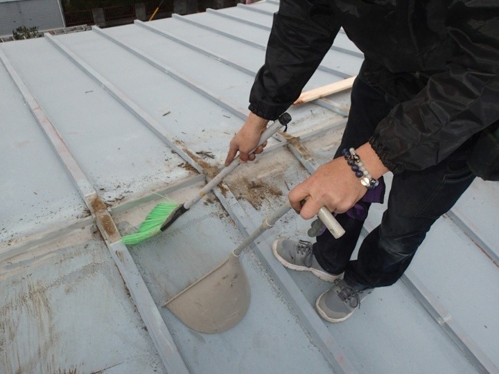 屋根の清掃作業