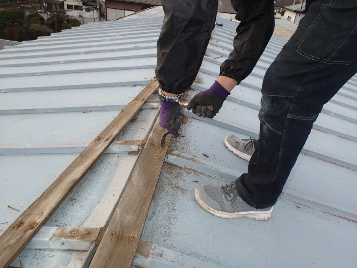 既存の棟板金を撤去する作業工程