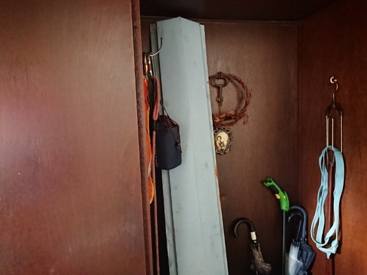 玄関に置かれた棟板金