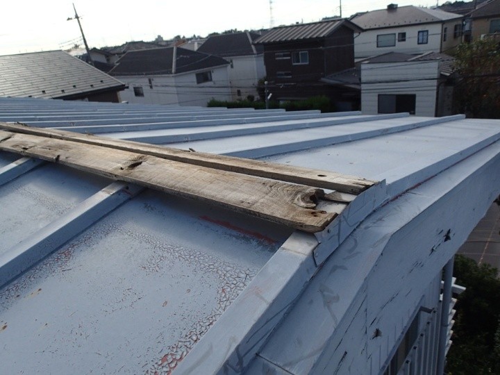 貫板は変色が見られ雨水を吸収して腐食が進んでいる状態