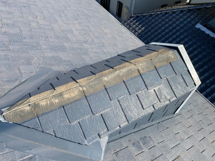 ドーマーの棟板金と腐食した貫板を取り外し作業