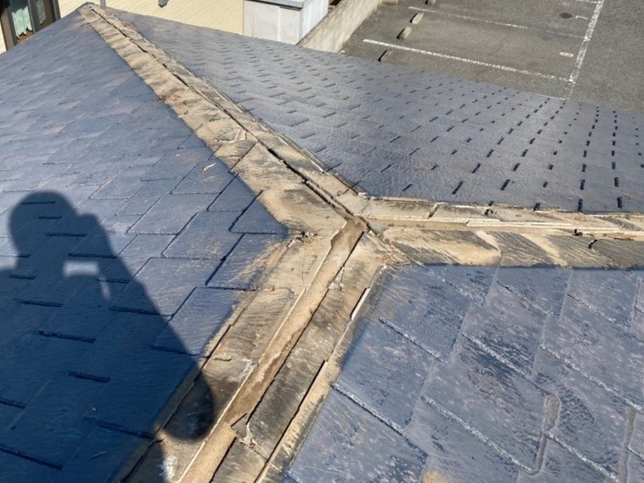 既存の棟板金と腐食した貫板を取り外し作業