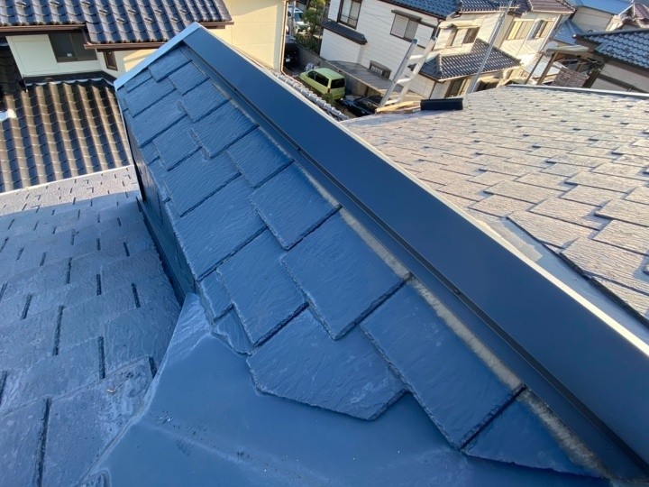 新規の「棟板金」を設置する作業工程