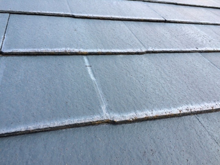 屋根全体に広がる白いひび筋