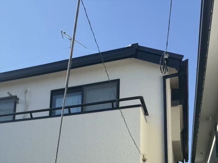 屋根材の色と同系色に合わせた破風板