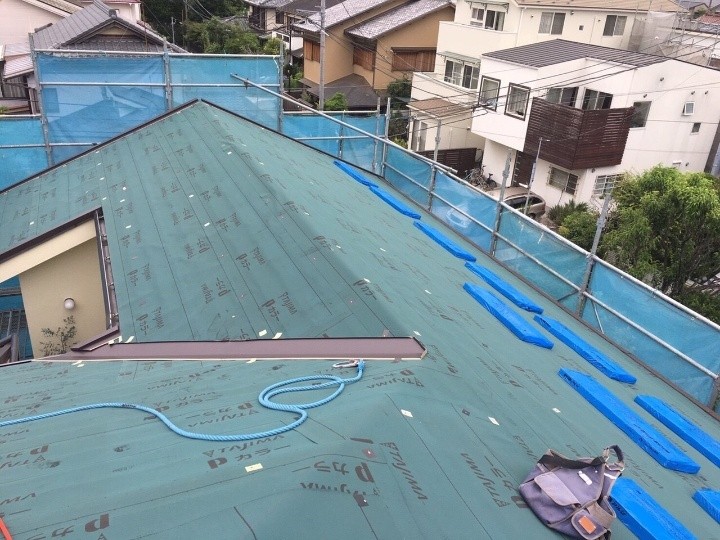 防水紙の施工と役物の取り付け