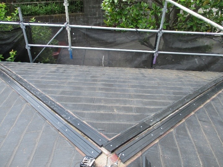 新規の樹脂製「貫板」交換作業