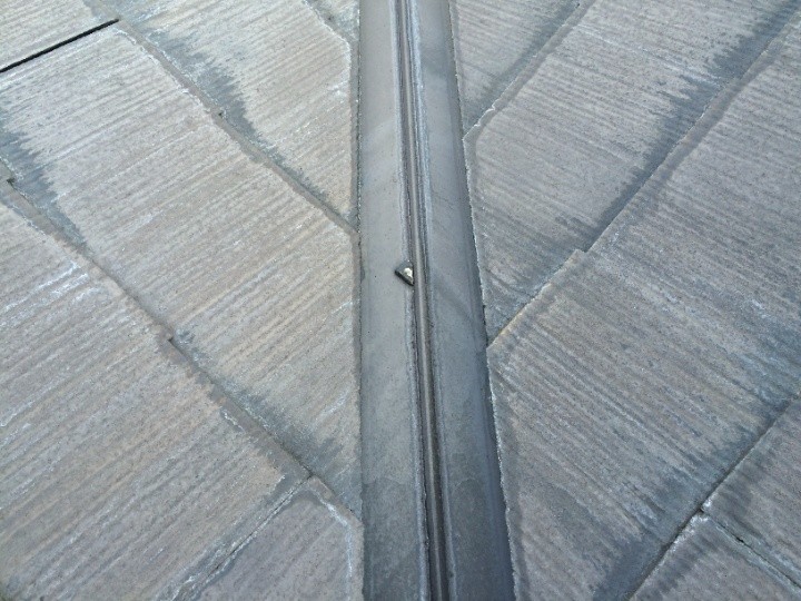 谷部分に落ちたスレート片