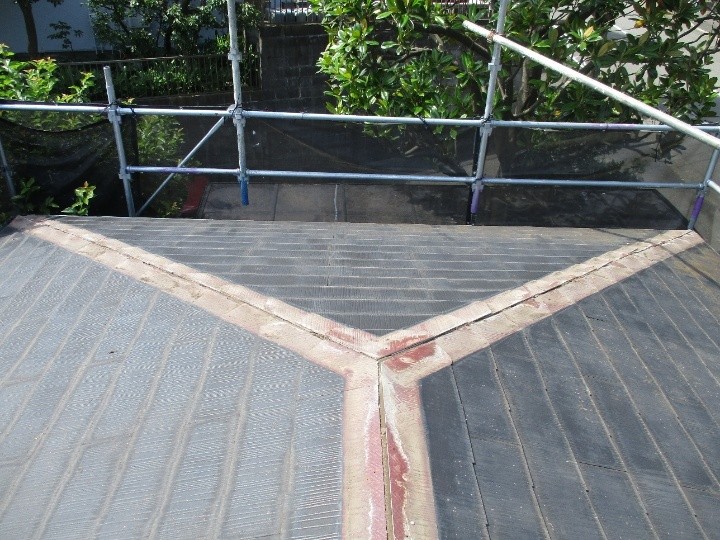 劣化した木製貫板の撤去後に清掃