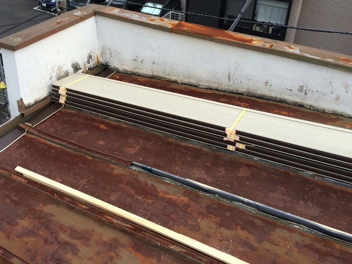 材料搬入と軒先の加工