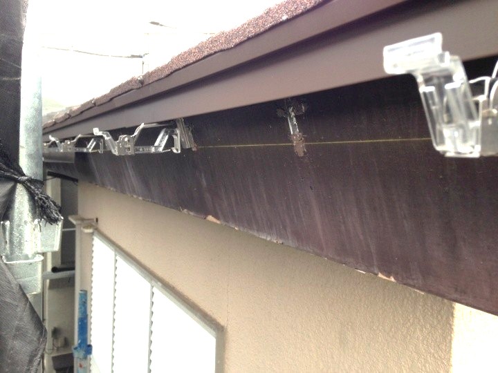 支持金具の撤去と新規金具の設置