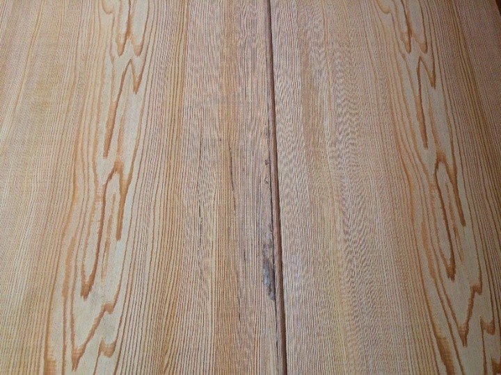 天井材の継ぎ目に現れた腐食