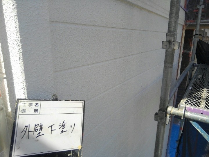 サイディング外壁の「下塗り」作業