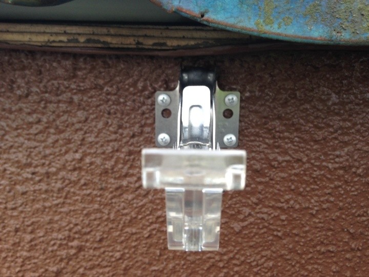 既存金具の撤去と支持金具の取り付け