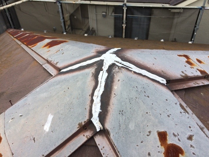 棟板金の継ぎ目に充填されたコーキングの劣化