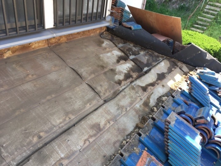 瓦の撤去と既存防水紙の露出