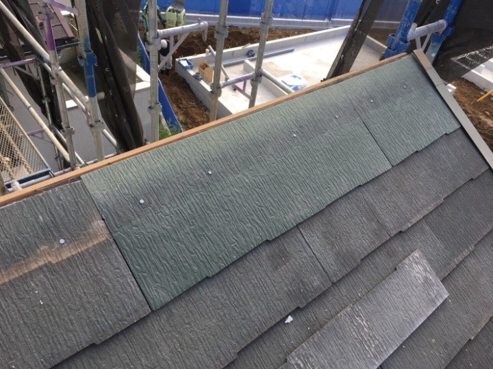 割れたスレートの交換作業