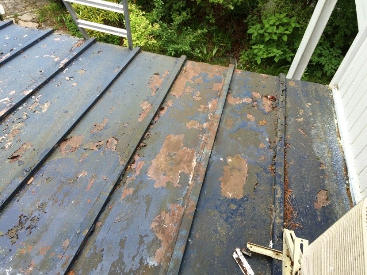 下屋の広範囲に広がった塗膜剥離と錆
