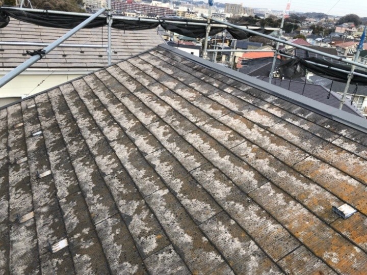 化粧スレート表面の広範な変色