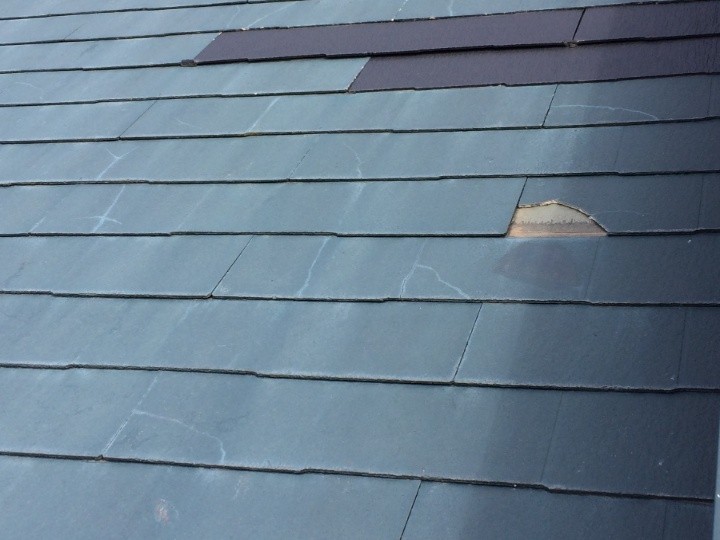 ひび割れと欠けが進行した化粧スレート