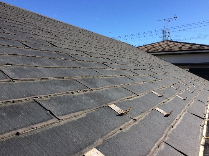 スレート表面の広範囲な剥離