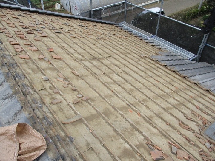 既存瓦の撤去作業