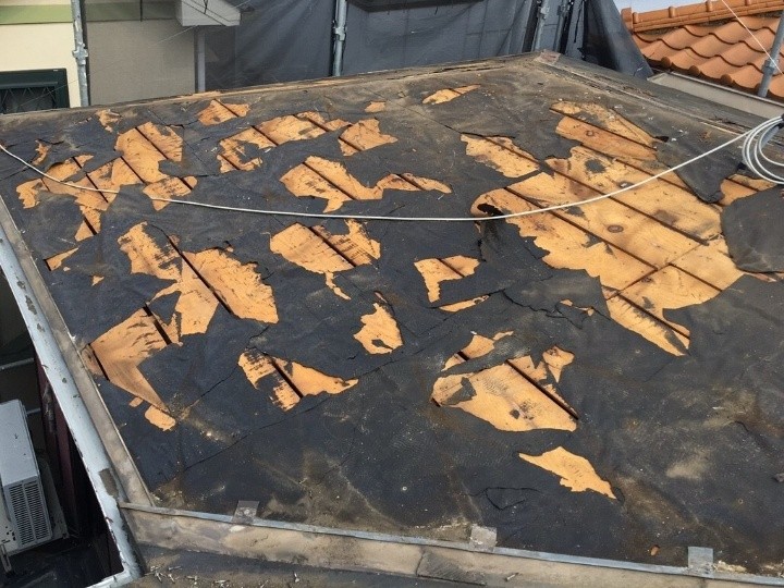 既存屋根材の撤去と下地の確認
