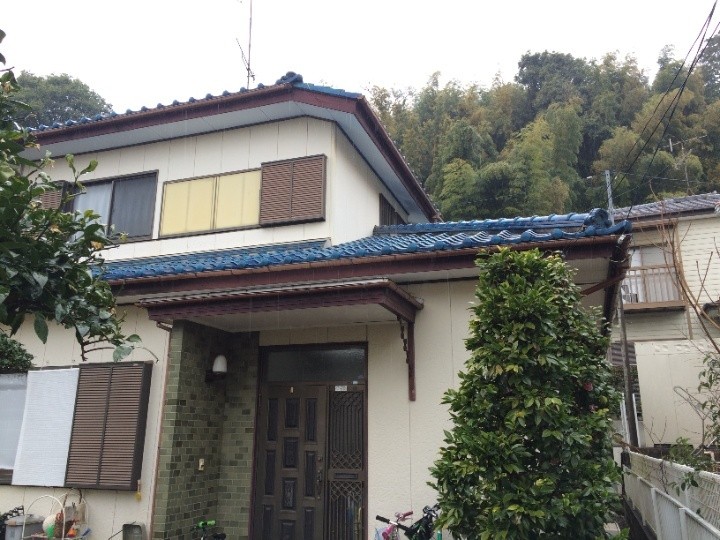 外観から屋根の状態を確認