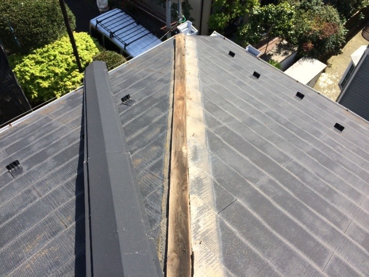 棟板金が失われ内部の貫板が露出した状態