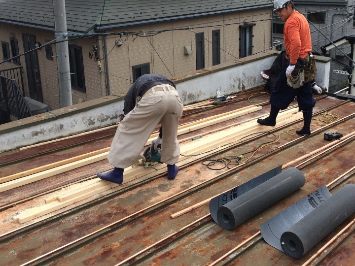 瓦棒に合わせた心木の補強作業