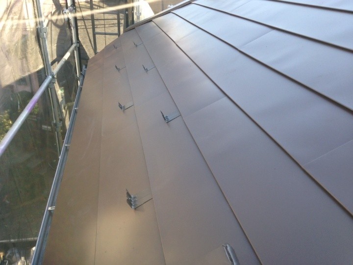 金属屋根材の本葺き