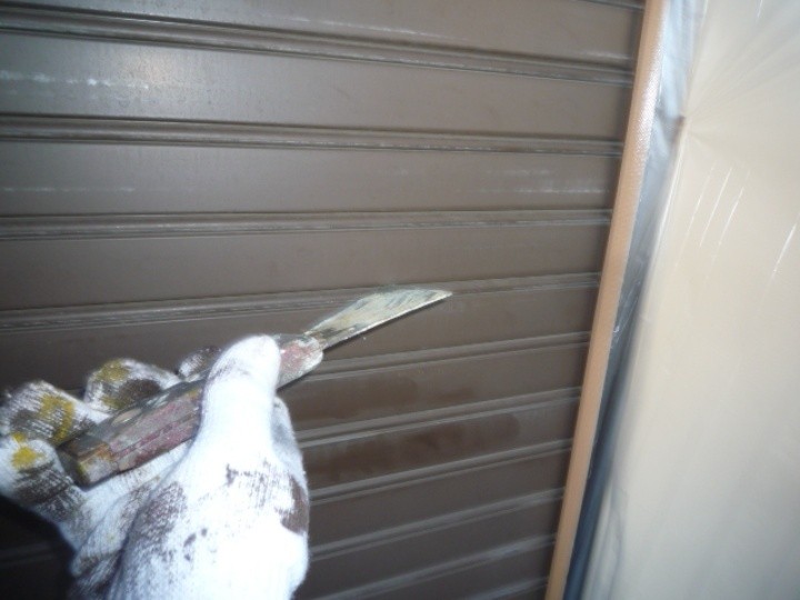 シャッタースラットの汚れを丁寧に取り除く作業