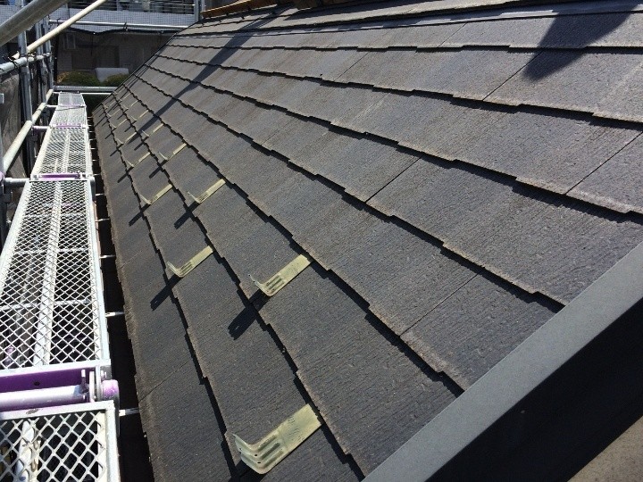 屋根表面のスレート瓦を調査