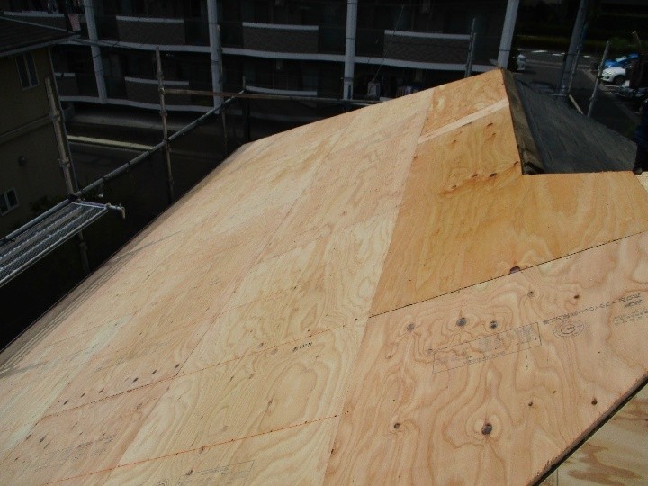 新しい野地板の重ね張り