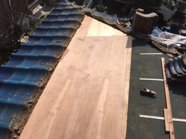 野地板の補強と新しい防水紙の施工