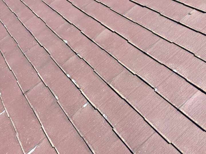 屋根材の剥離と層状の劣化